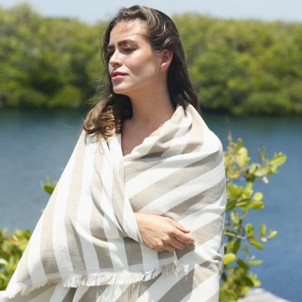 Toalha delmor sand às riscas brancas e castanhas