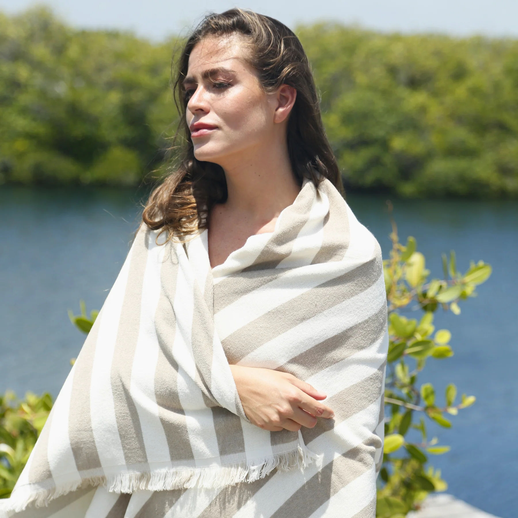 Toalha delmor sand às riscas brancas e castanhas