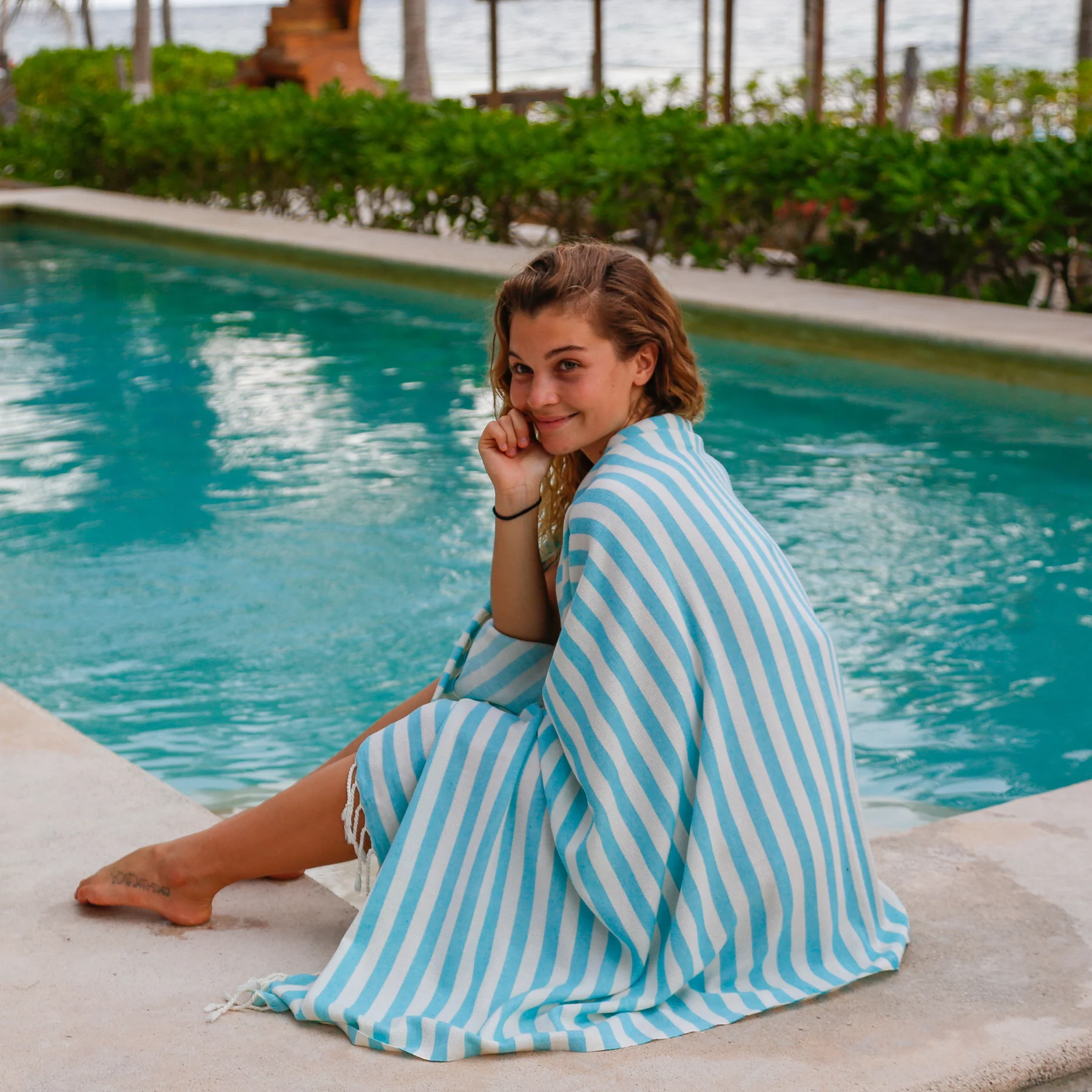 Toalha de praia mare capri às riscas brancas e azuis