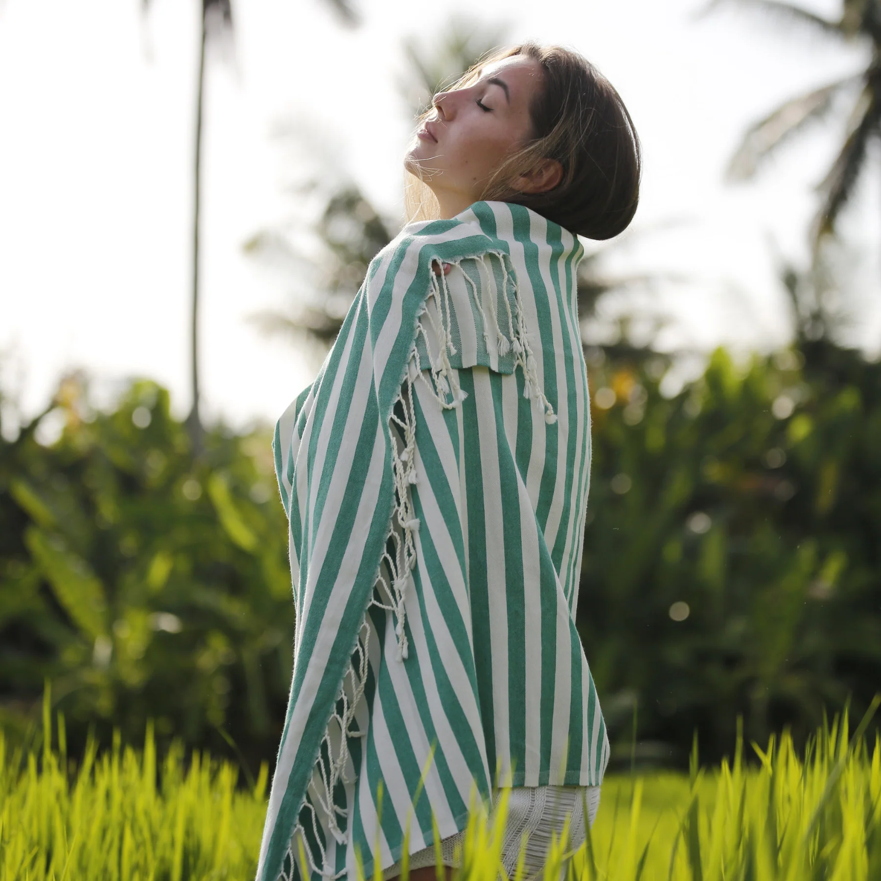 Toalha de praia às riscas brancas e verdes